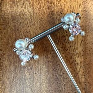 YVMIN Dancing Pearl Bear Studs